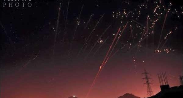 عکس هواپیما در آسمان شب