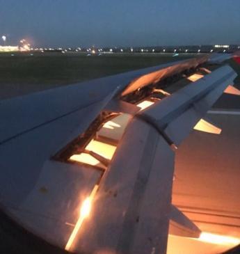 عکس هواپیما در آسمان شب