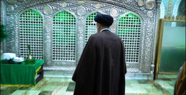 عکس ابراهیم رئیسی در حرم امام رضا