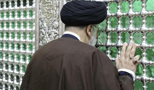 عکس ابراهیم رئیسی در حرم امام رضا
