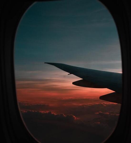 عکس هواپیما در حال پرواز در شب