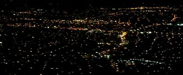 عکس هواپیما در حال پرواز در شب