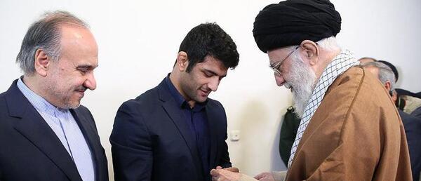 عکس حسن یزدانی با خامنه ای