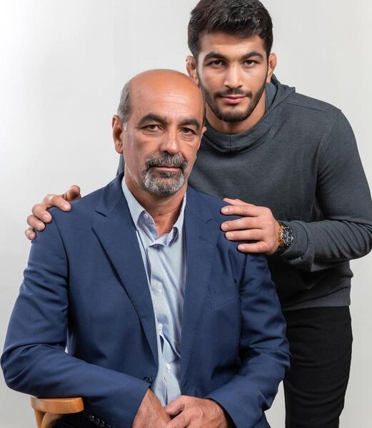 عکس حسن یزدانی با لباس شخصی