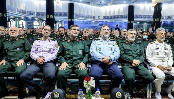 عکس محسن رضایی با لباس نظامی