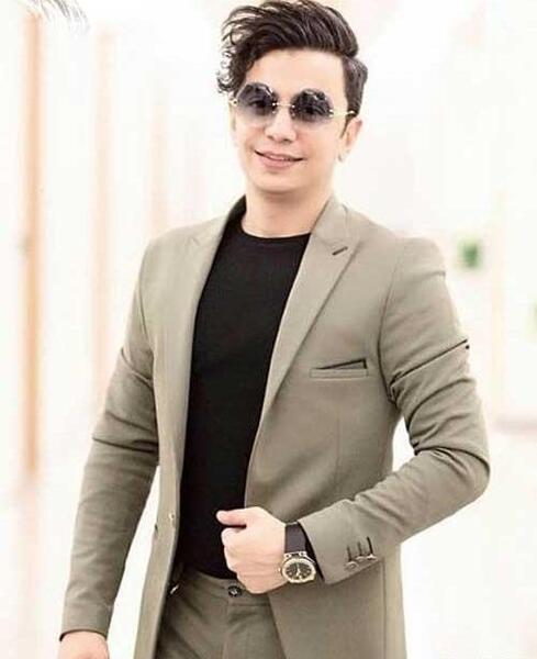 عکس محسن ابراهیم زاده بدون عینک و گریم