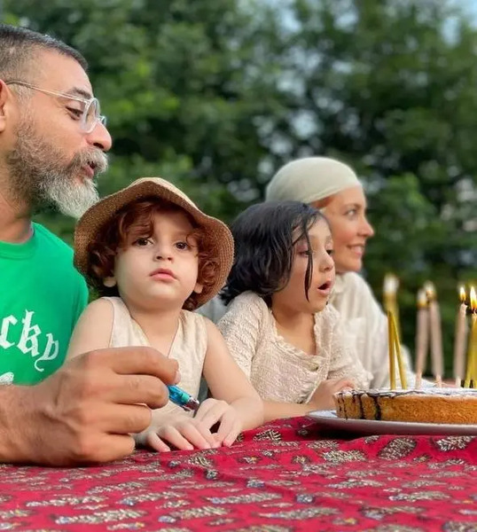 عکس محسن تنابنده و همسرش و فرزندانش