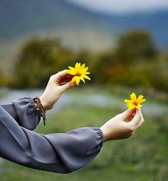 عکس فیک گل در دست دختر