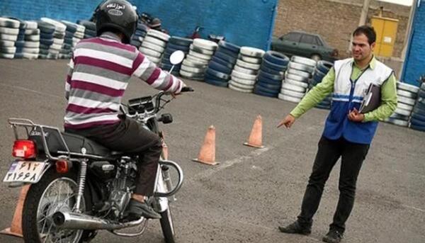 عکس دختر پسر روی موتور