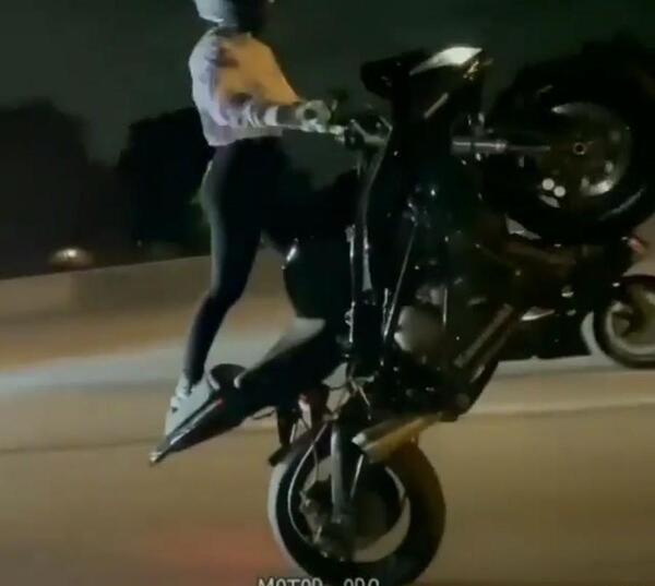عکس دختر پسر روی موتور