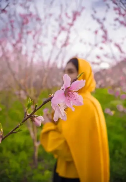عکس فیک دختر با لباس صورتی