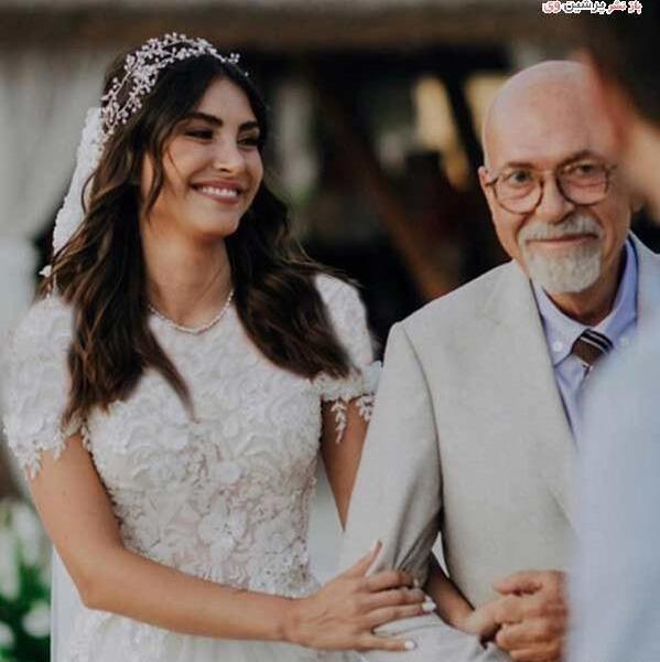 عکس دنیز بایسال و خواهرش