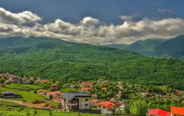 عکس خانه در طبیعت سرسبز