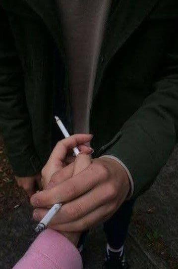 عکس دخترونه سیگار به دست