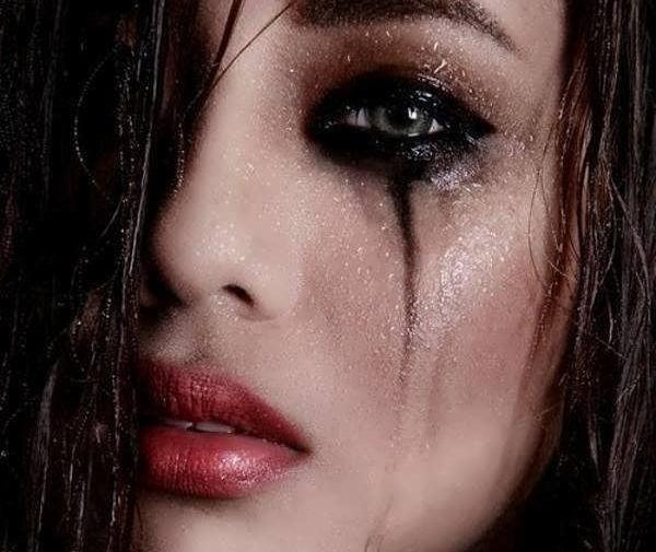 عکس چشم اشک آلود