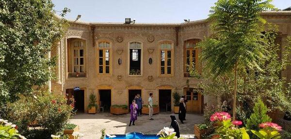 عکس خانه ی قدیمی با حوض