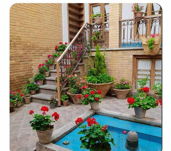عکس خانه ی قدیمی با حوض