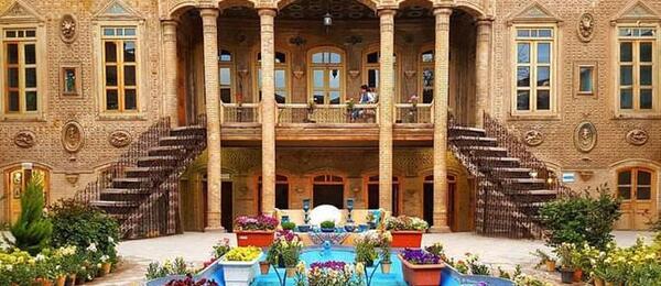 عکس خانه ی قدیمی با حوض