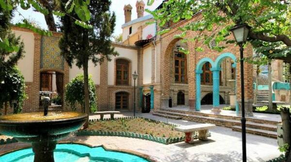 عکس خانه ی قدیمی با حوض