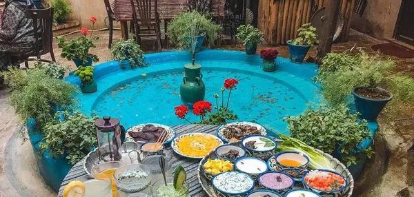 عکس خانه ی قدیمی با حوض