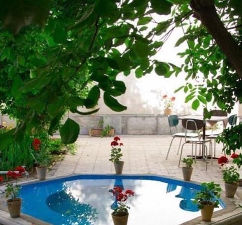 عکس خانه ی قدیمی با حوض