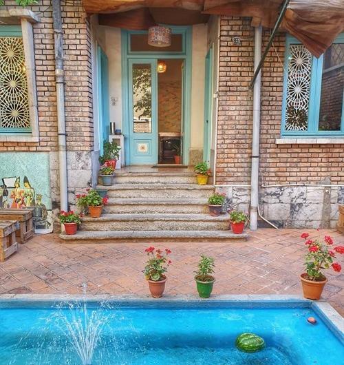 عکس خانه ی قدیمی با حوض