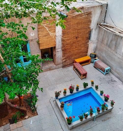 عکس خانه ی قدیمی با حوض