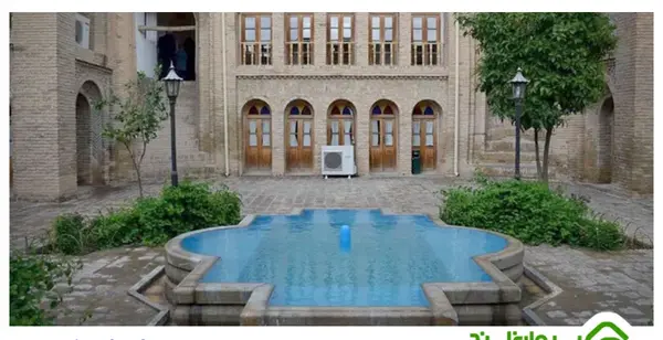 عکس خانه ی قدیمی با حوض