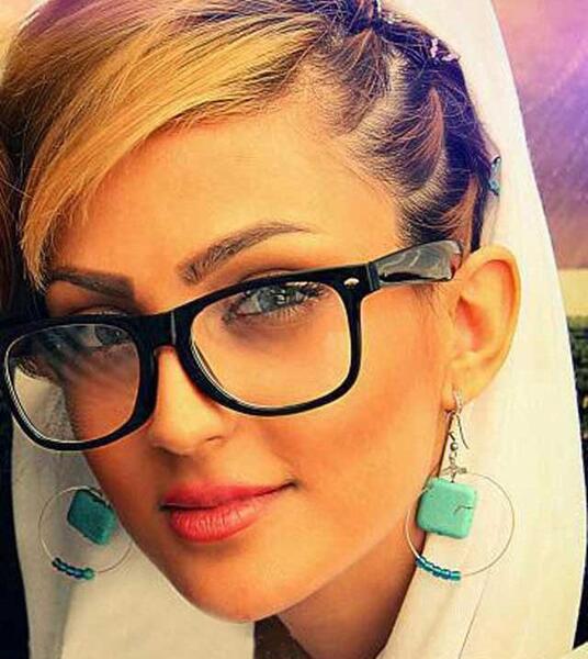 عکس استیکر دختر عینکی