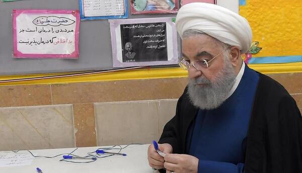 عکس حسن روحانی در خانه اش