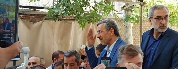 عکس احمدی نژاد در خانه