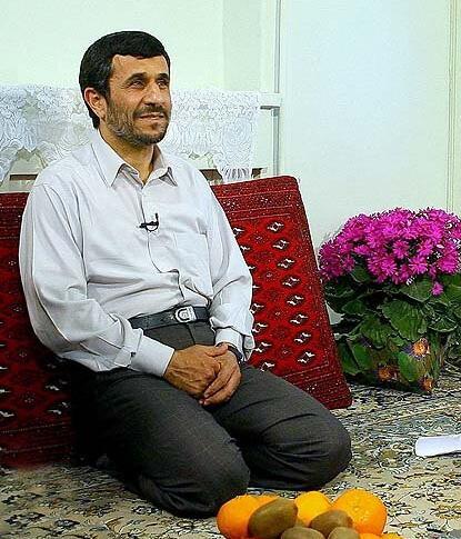 عکس احمدی نژاد در خانه
