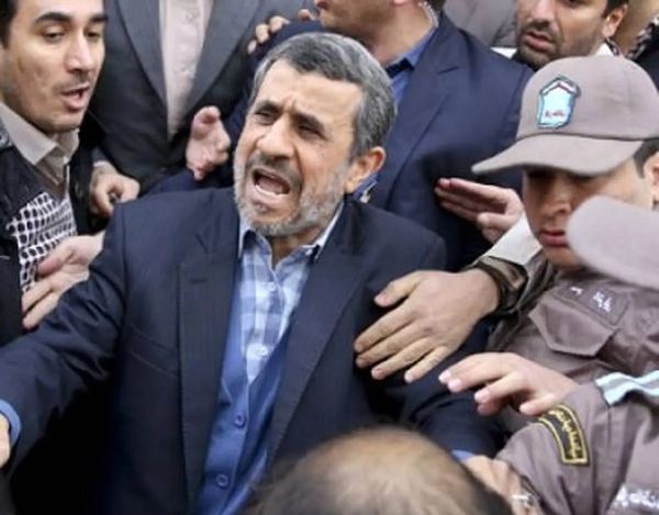 عکس احمدی نژاد در خانه