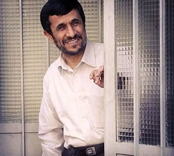 عکس احمدی نژاد در خانه