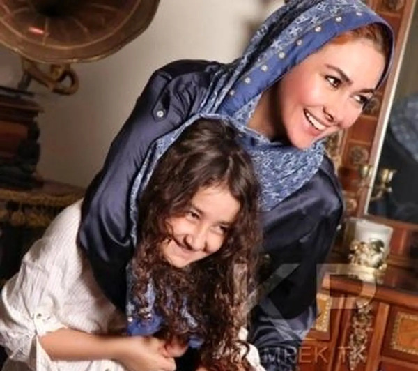 عکس بچگی های آناهیتا نعمتی