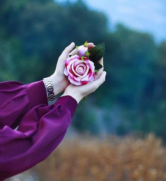 عکس گل در دست برای پروفایل