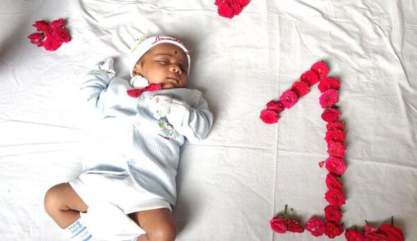 ایده عکس ماهگرد نوزاد در منزل یک ماهگی