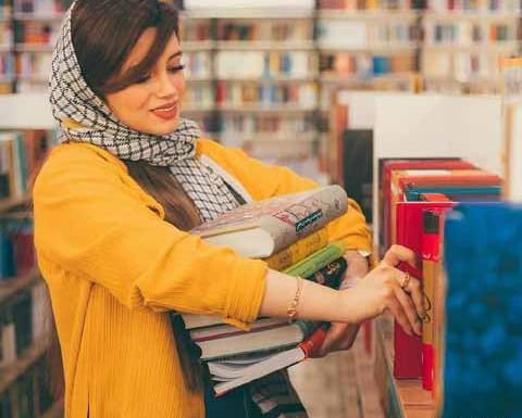 عکس پروفایل دخترونه با کتاب فانتزی