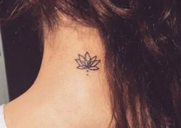 عکس تاتو روی گردن زنانه