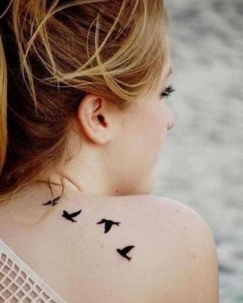 عکس تاتو روی گردن زنانه