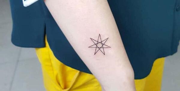 عکس تاتو ستاره روی گوش
