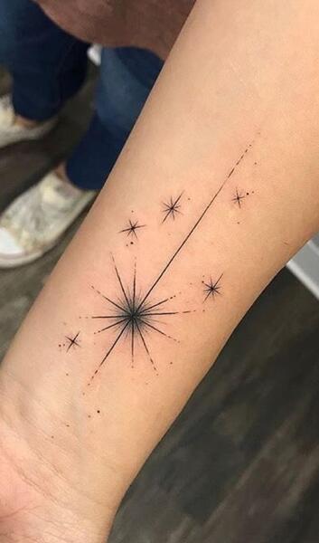 عکس تاتو ستاره روی گوش