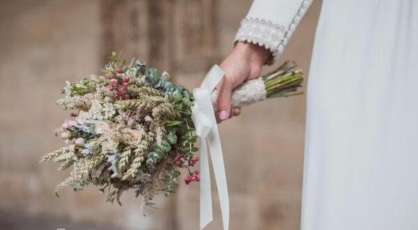 ایده عکس با دسته گل عروس