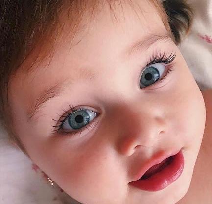 عکس دختر بچه چشم رنگی طبیعی