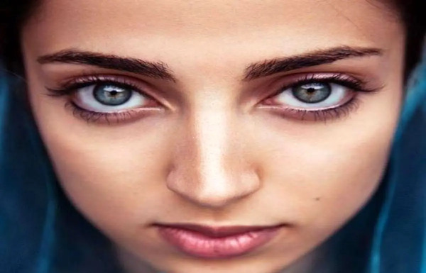 عکس رنگی چشم در شیراز