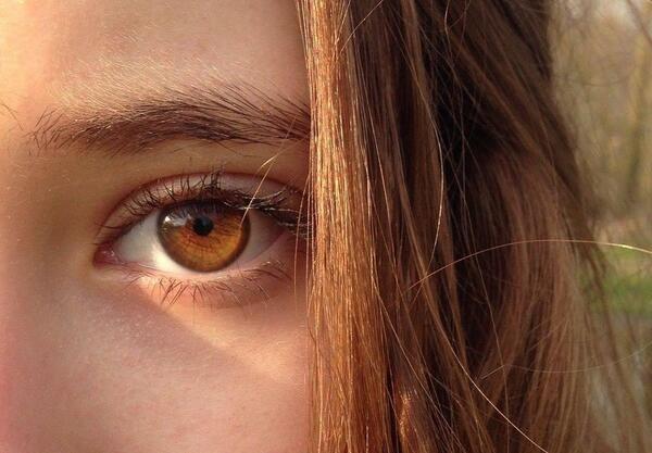 عکس رنگ چشم قهوه ای روشن