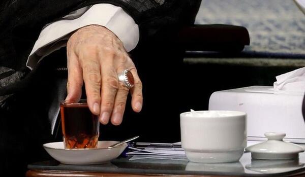 عکس چای خوردن رهبری
