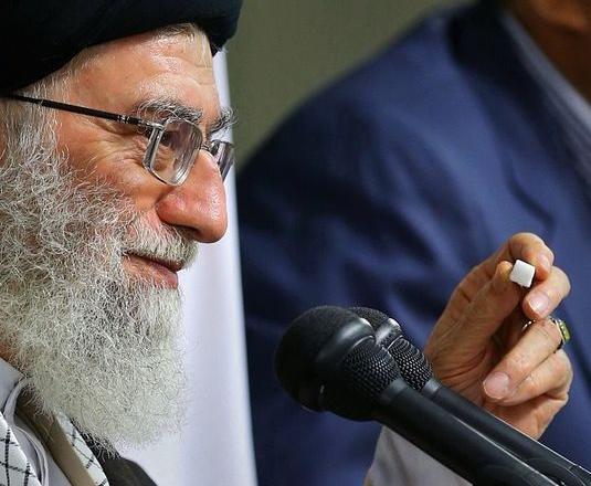 عکس رهبر در حال چای خوردن