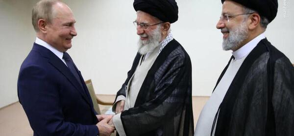 عکس رهبر در حال چای خوردن