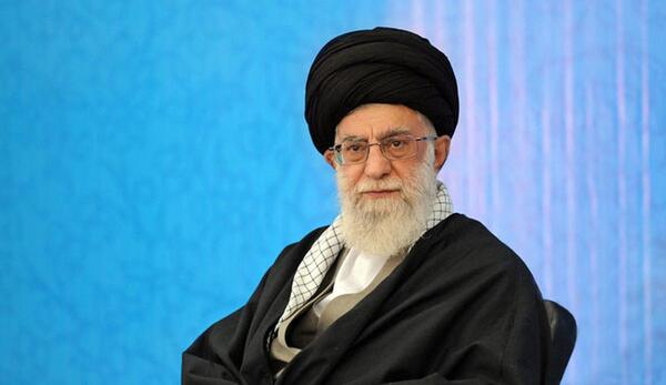 عکس رهبر در حال چای خوردن